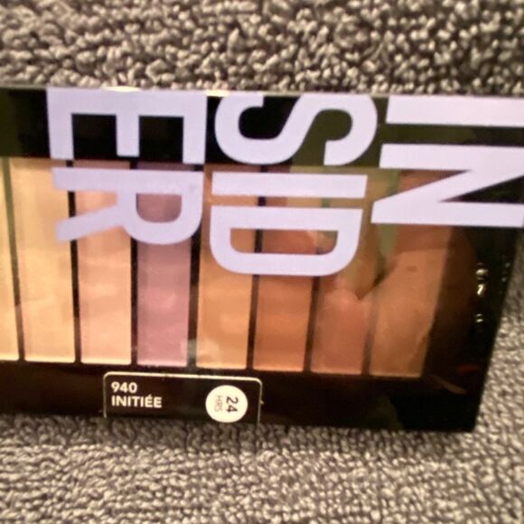 Revlon Colorstay Insider Looks Books Eye Shadow Palette #940 Initiee - Picture 3 of 5